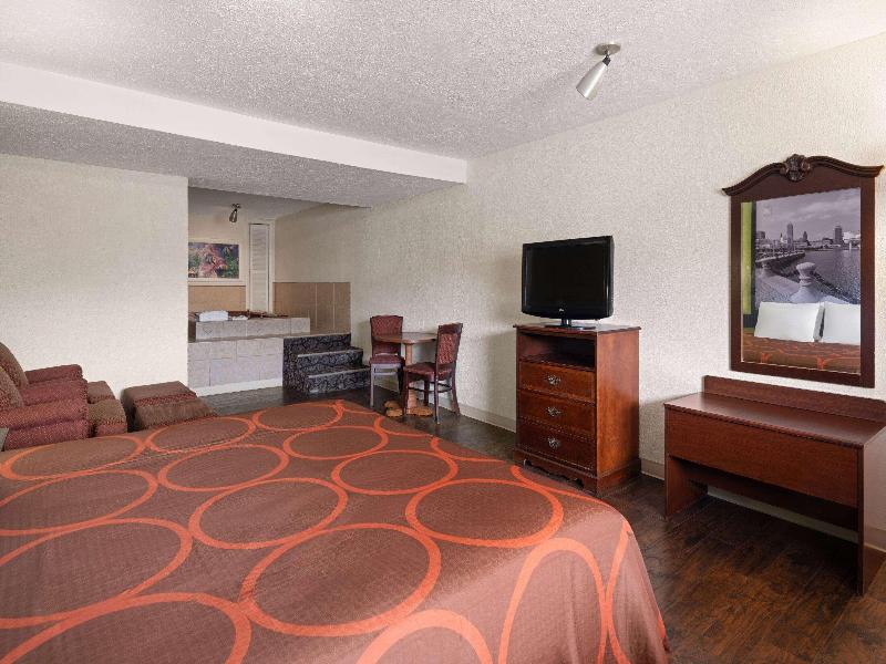 Super 8 by Wyndham Youngstown/Girard image
