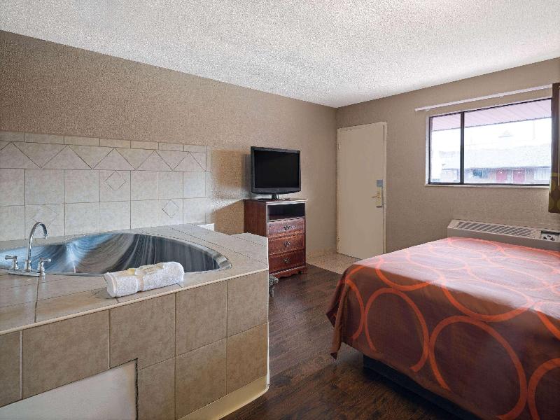 Super 8 by Wyndham Youngstown/Girard image