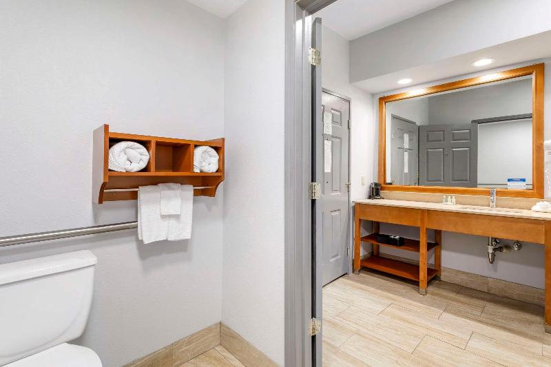 Quality Inn Oak Ridge image