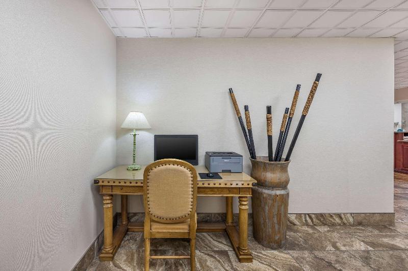 Quality Inn Paris image