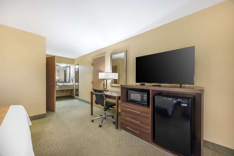 Quality Inn Paris image