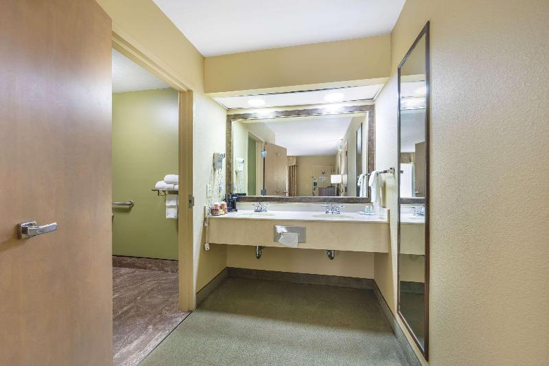 Quality Inn Paris image