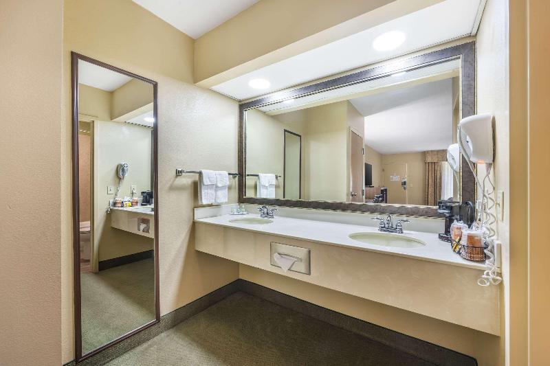Quality Inn Paris image
