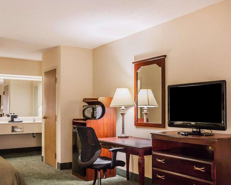 Quality Inn Paris image