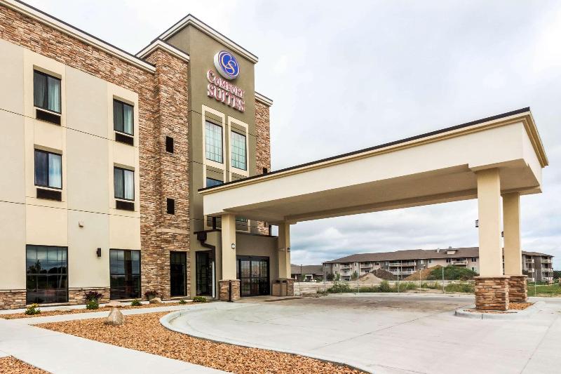 Comfort Suites University Brookings image
