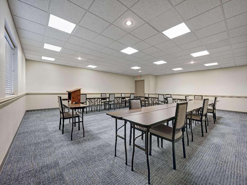 Country Inn & Suites by Radisson Pierre SD image