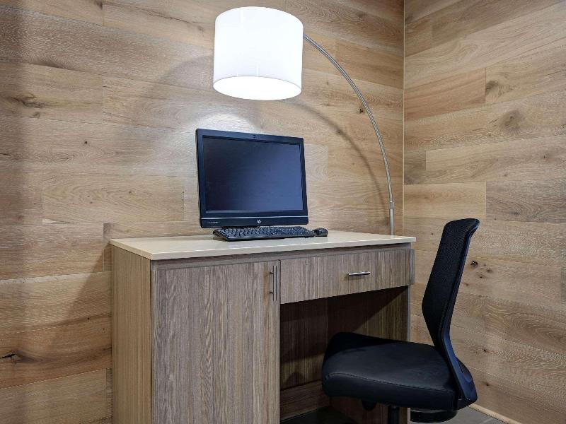 Country Inn & Suites by Radisson Pierre SD image