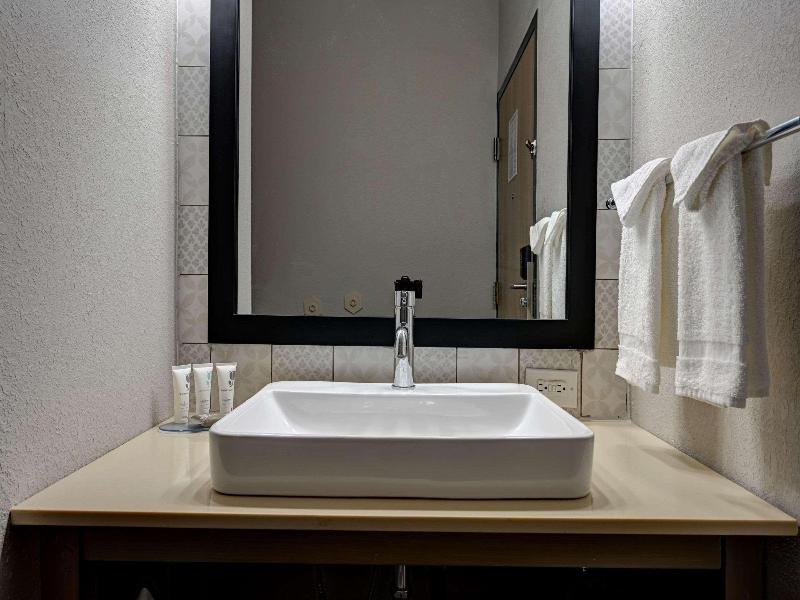 Country Inn & Suites by Radisson Pierre SD image