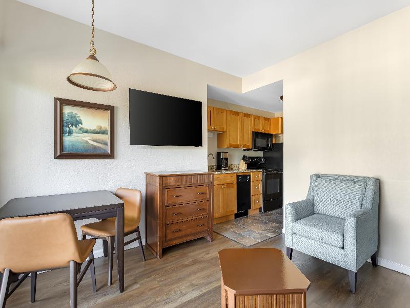 SUITE Accessible-Queen Size Bed — photo 15
