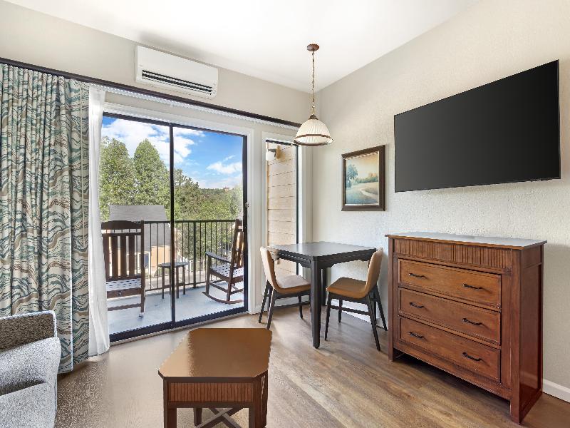 SUITE Accessible-Queen Size Bed