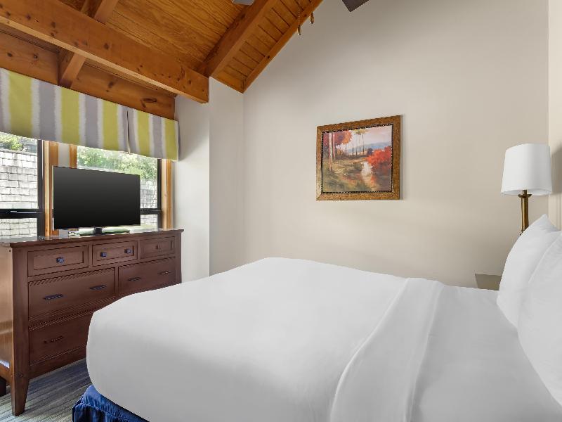 TOWNHOME QUEEN SIZE BED — photo 5
