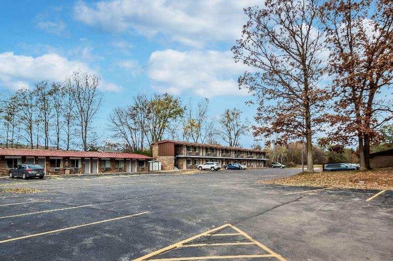 Econo Lodge Waupaca image