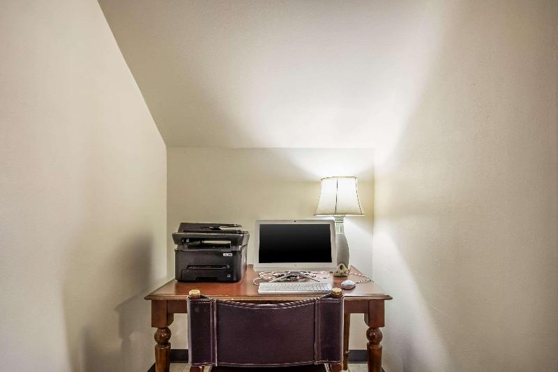 Econo Lodge Waupaca image