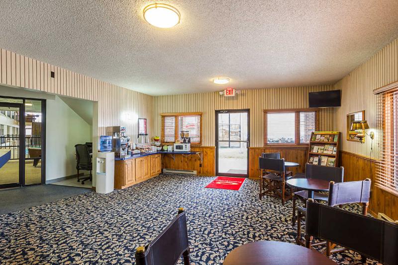Econo Lodge Waupaca image