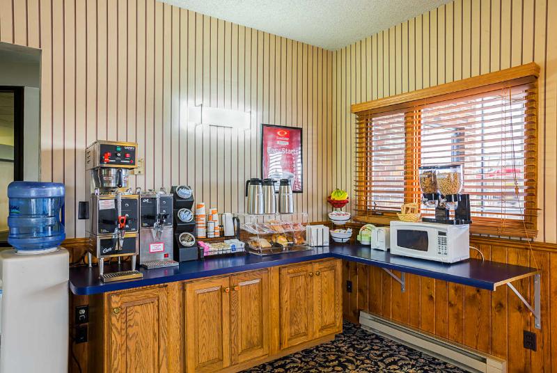 Econo Lodge Waupaca image 2