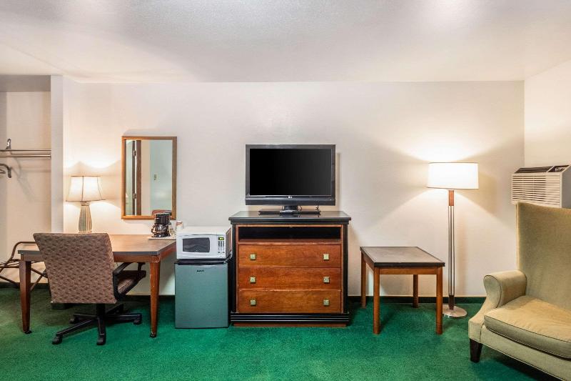 Econo Lodge Waupaca image