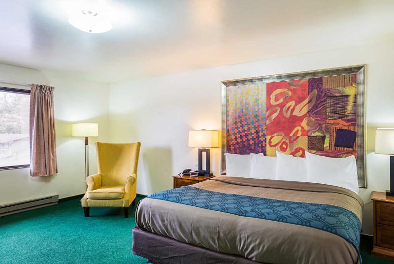 Econo Lodge Waupaca image