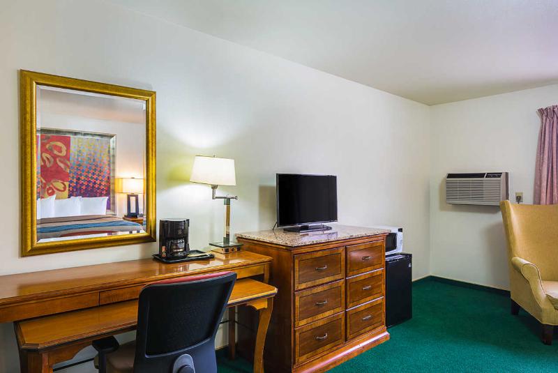 Econo Lodge Waupaca image