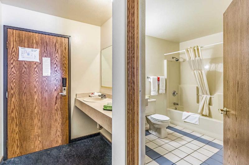 Econo Lodge Waupaca image