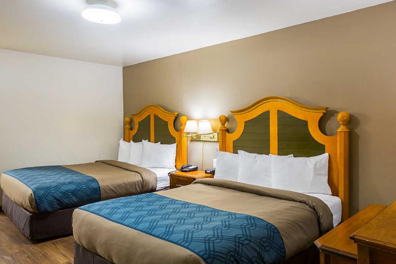 Econo Lodge Waupaca image 9