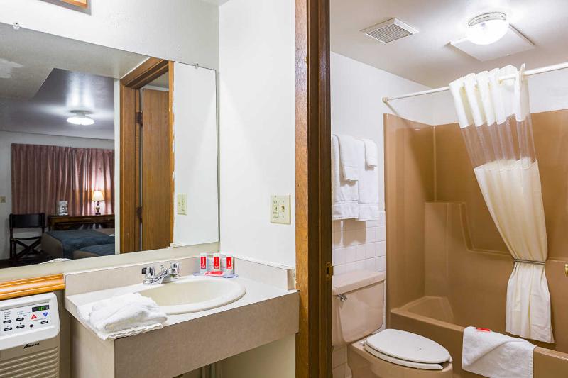 Econo Lodge Waupaca image 8