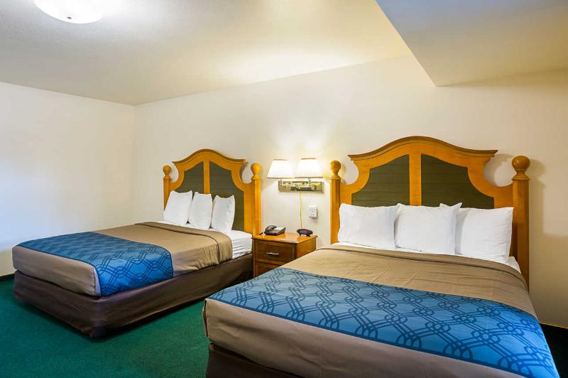 Econo Lodge Waupaca image 6