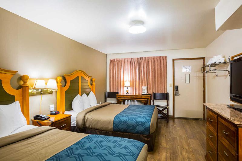 Econo Lodge Waupaca image 4