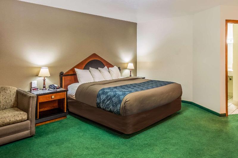 Econo Lodge Waupaca image