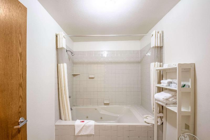 Econo Lodge Waupaca image