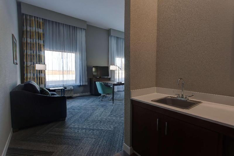 Hampton Inn & Suites Wichita/Airport image
