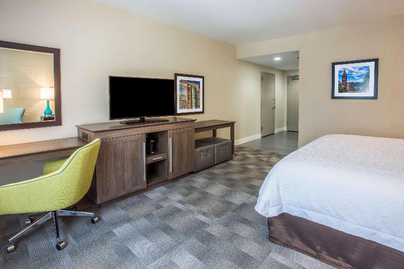 Hampton Inn & Suites Yonkers - Westchester image