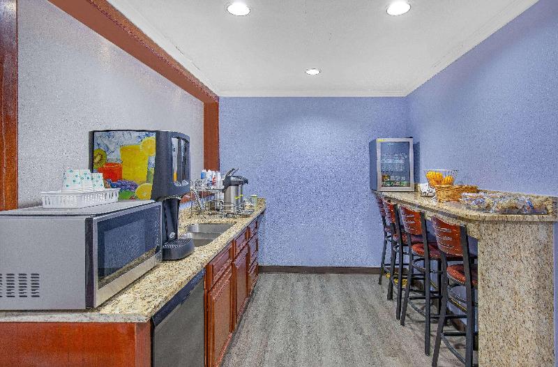 Days Inn by Wyndham Savannah image 2