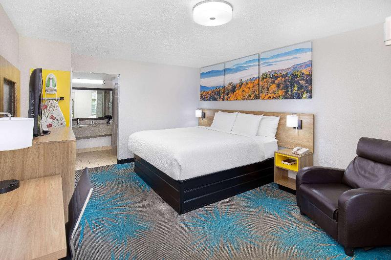 Days Inn by Wyndham Savannah image