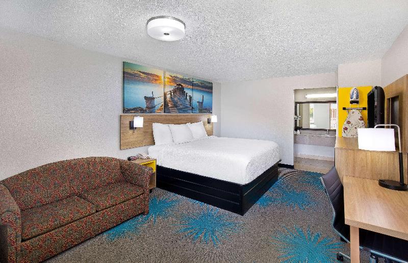 Days Inn by Wyndham Savannah image 3