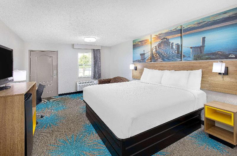Days Inn by Wyndham Savannah image 10