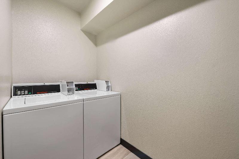 Super 8 by Wyndham Columbus image