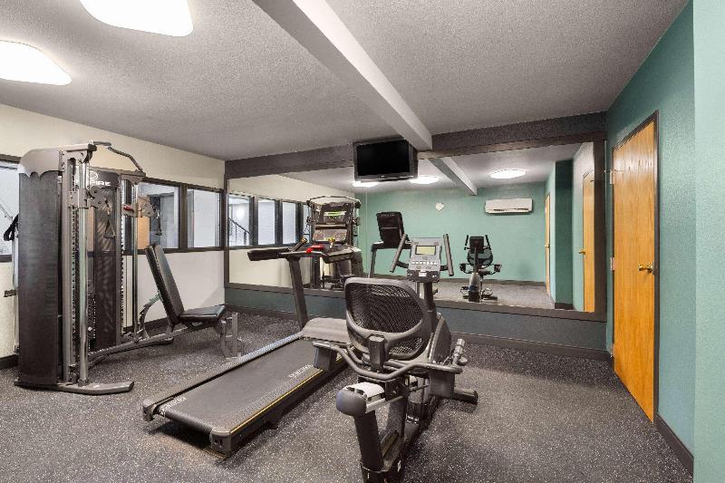 Super 8 by Wyndham Columbus image