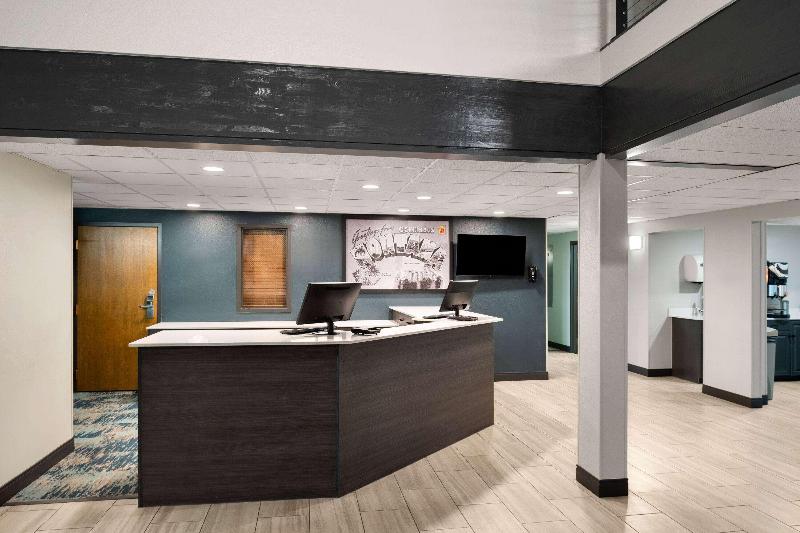 Super 8 by Wyndham Columbus image