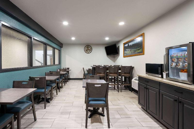 Super 8 by Wyndham Columbus image 3