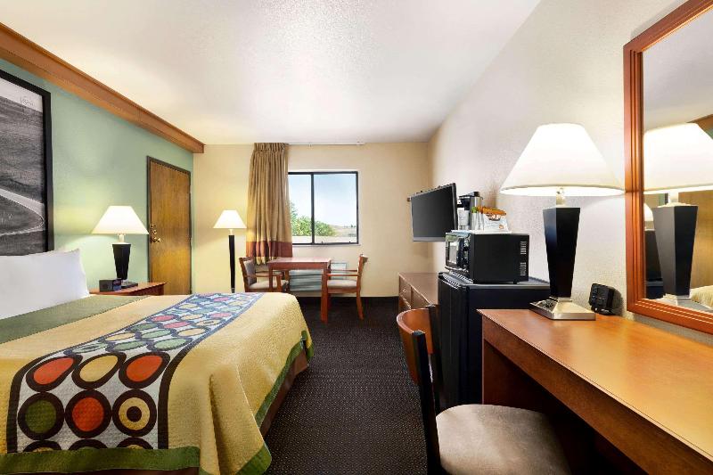 Super 8 by Wyndham Columbus image