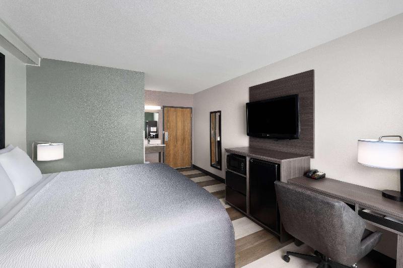 Super 8 by Wyndham Columbus image