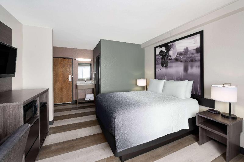 Super 8 by Wyndham Columbus image 10