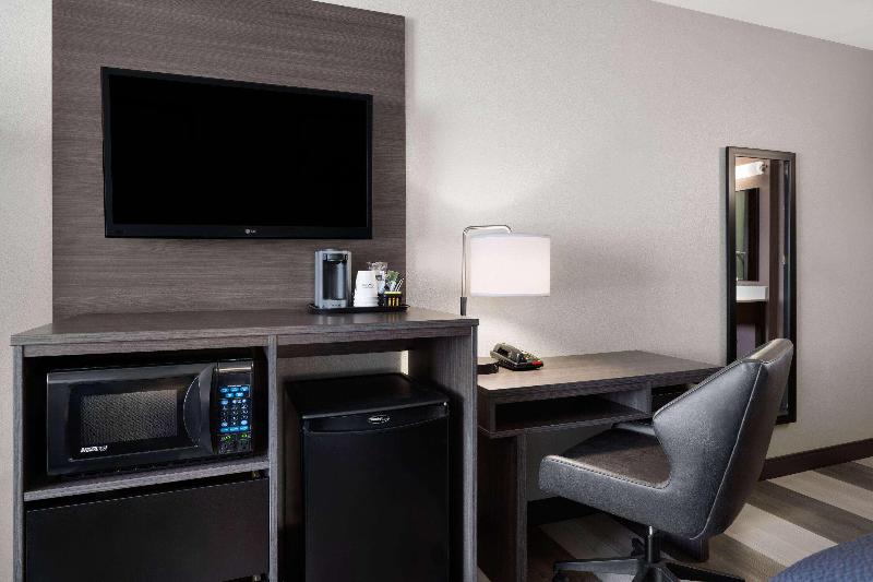 Super 8 by Wyndham Columbus image 9