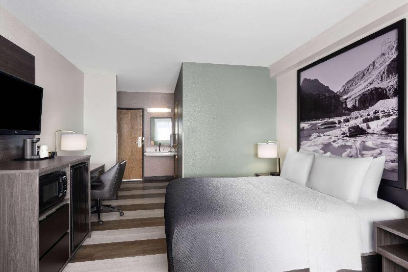 Super 8 by Wyndham Columbus image 7