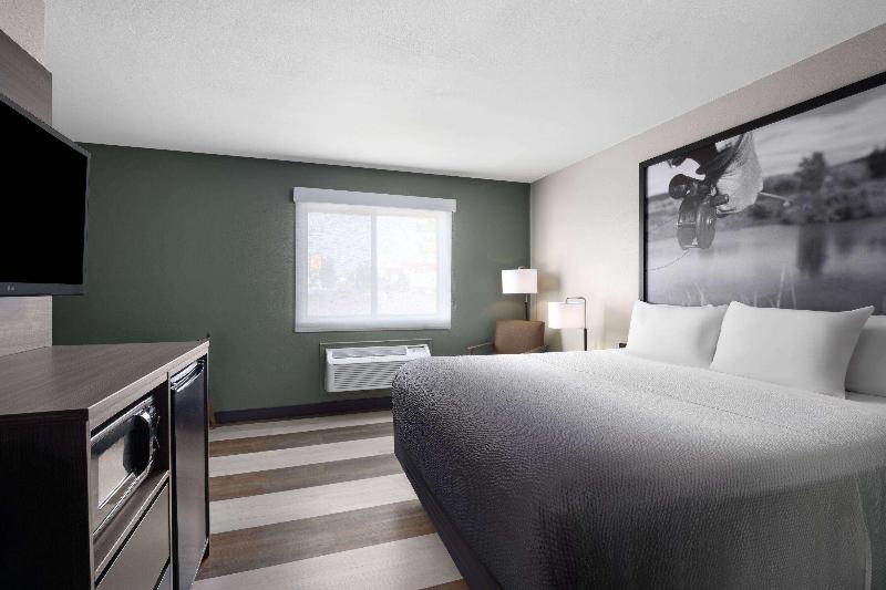 Super 8 by Wyndham Columbus image 6