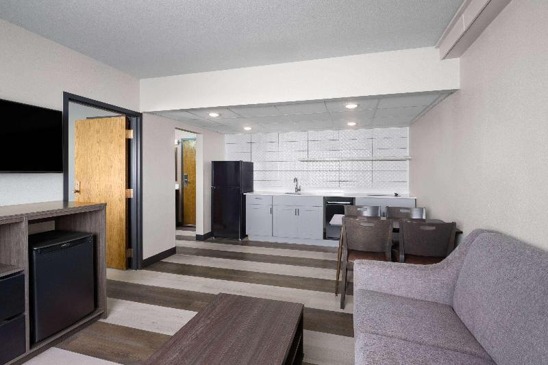 Super 8 by Wyndham Columbus image