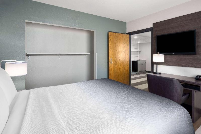 Super 8 by Wyndham Columbus image