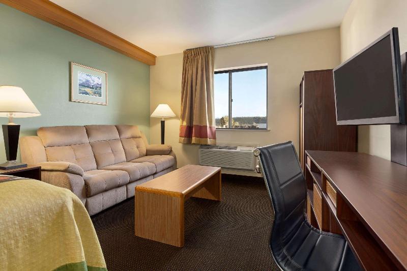 Super 8 by Wyndham Columbus image