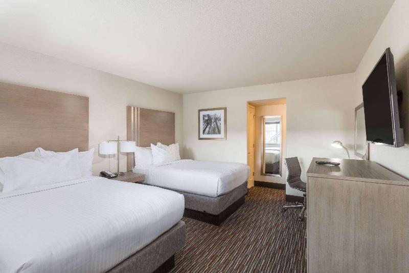 Days Inn By Wyndham Fresno Yosemite Area image