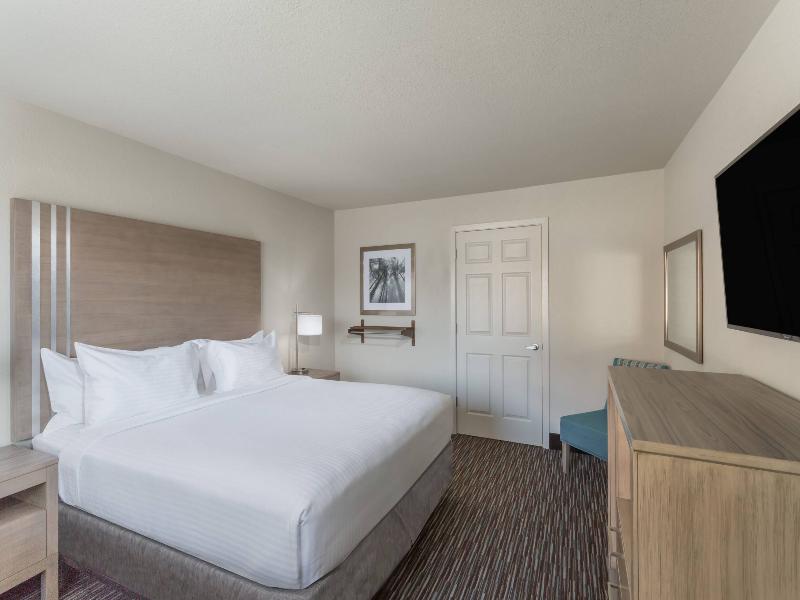 Days Inn By Wyndham Fresno Yosemite Area image